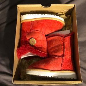 Red T Bailey Button UGGs